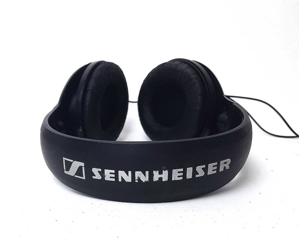 Detailansicht der gepolsterten Ohrmuscheln und des Kopfbügels eines getesteten Sennheiser-Kopfhörers mit Kabel in Schwarz.