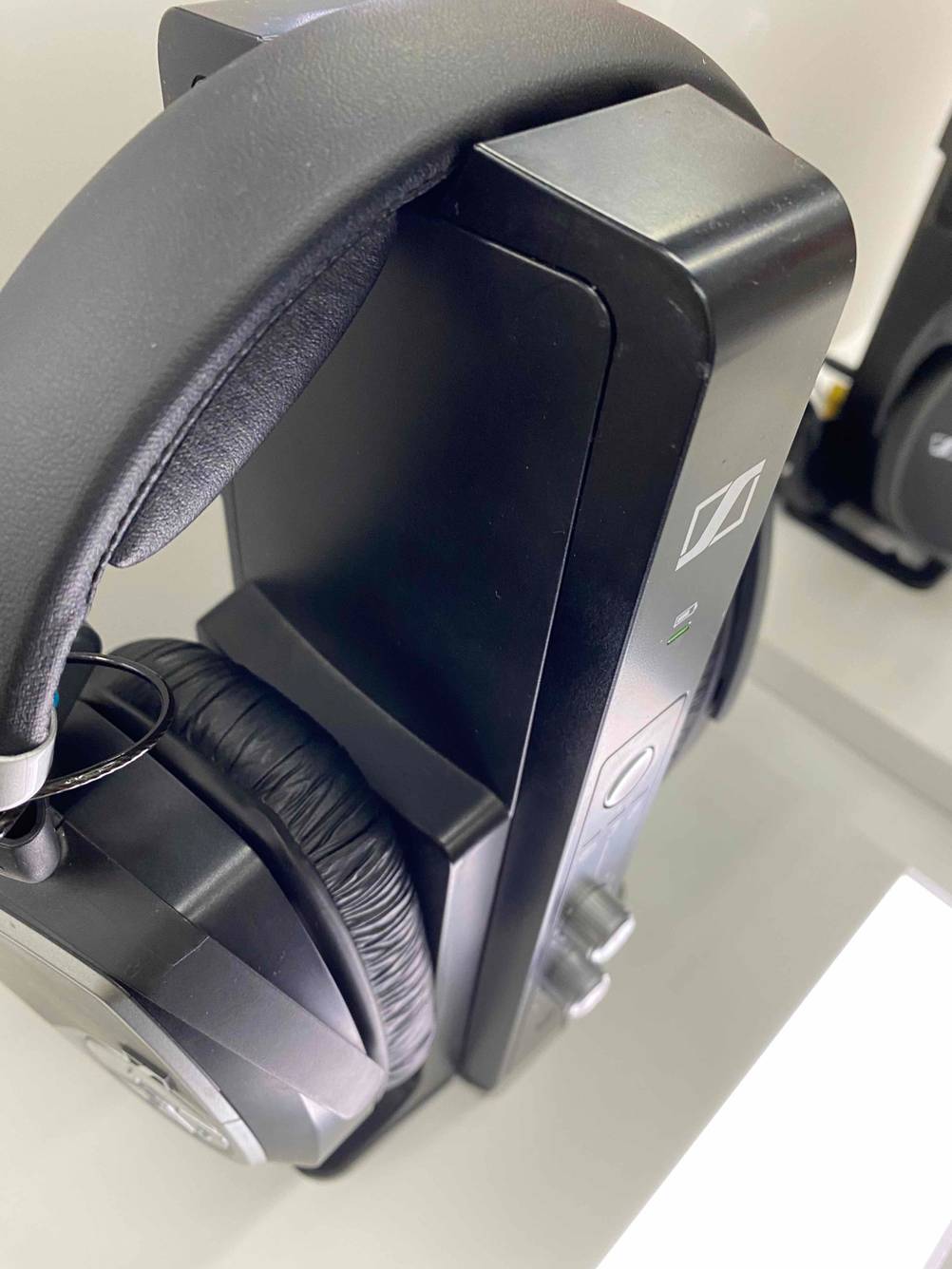 Nahaufnahme der Station mit aufgehängtem Sennheiser-Kopfhörer im Test von schräg oben.