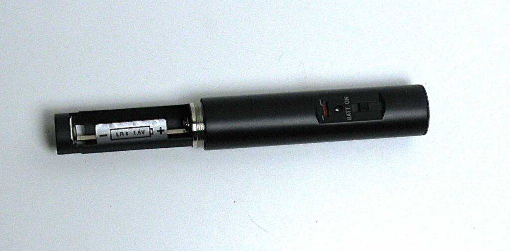 Detailansicht des geöffneten Batteriefaches von dem stabförmigen Sennheiser-Mikrofon im Test.