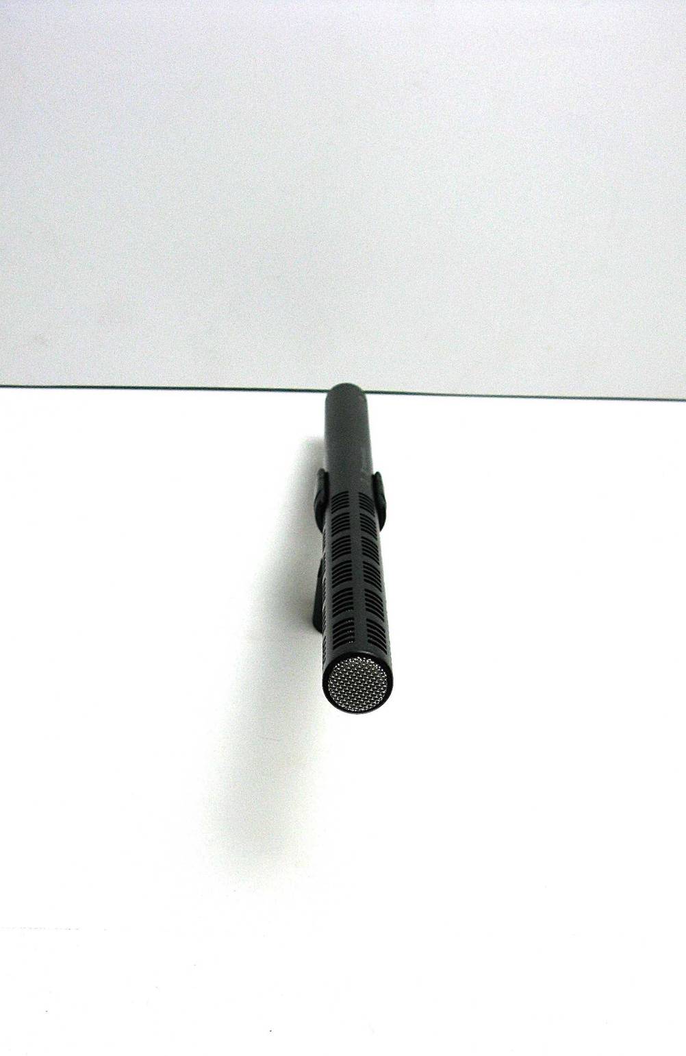 Ansicht von vorn auf das getestete Sennheiser-Mikrofon, das vor einem weißen Briefumschlag liegt.
