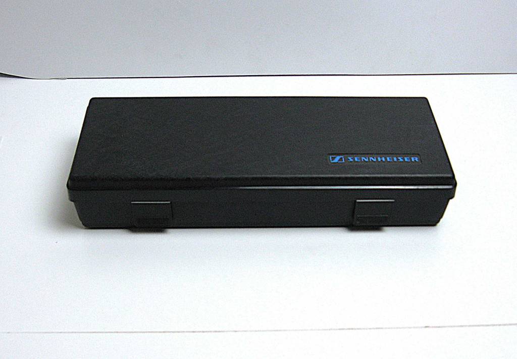Sennheiser-Mikrofon im Test: Ansicht der schwarzen geschlossenen Aufbewahrungsbox, die auf einer weißen Oberfläche liegt.