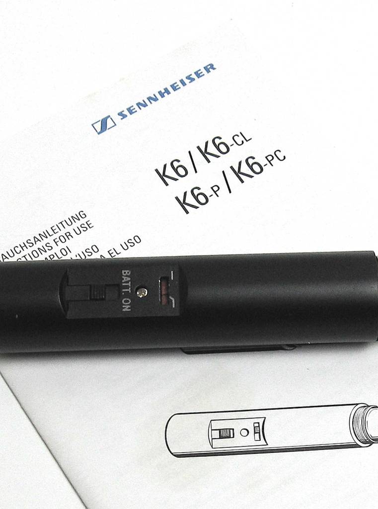 Nahaufnahme des Ein-Schalters auf dem schwarzen stabförmigen Sennheiser-Mikrofon im Test.