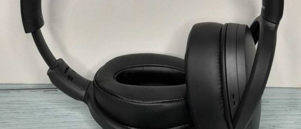 Noise-Cancelling-Kopfhörer im Test: Nahaufnahme eines Over-Ear-Noise-Cancelling-Kopfhörers
