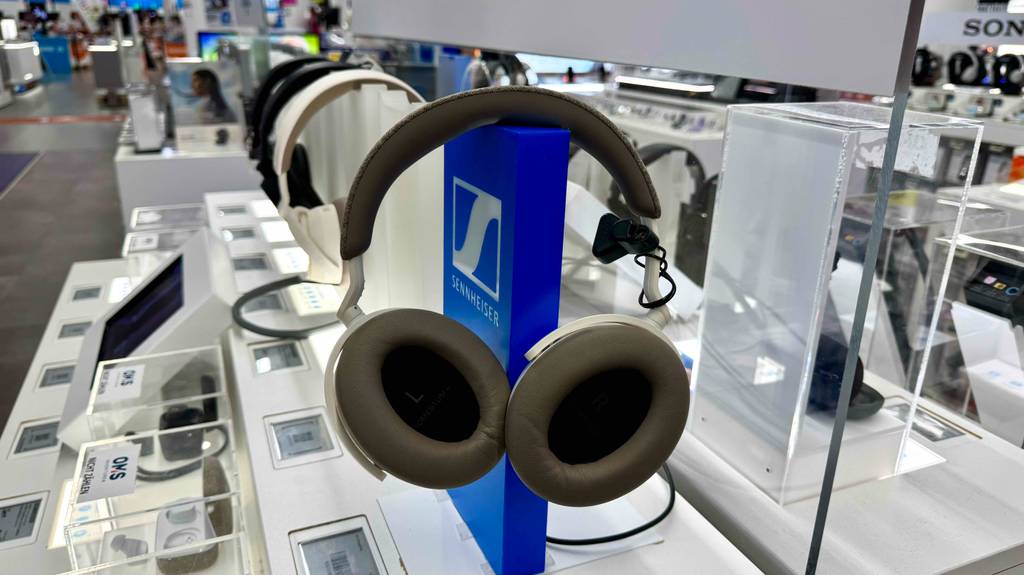 Blick auf die Innenseite eines getesteten Sennheiser-Over-Ear-Kopfhörers.