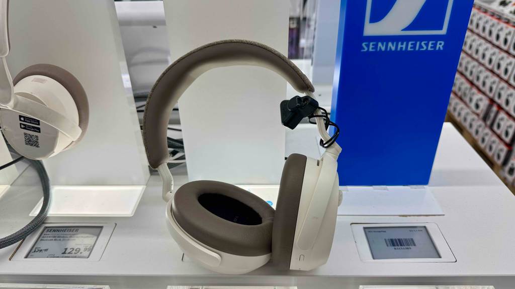 Sennheiser-Over-Ear-Kopfhörer im Test: Eine Ohrmuschel ist gedreht.