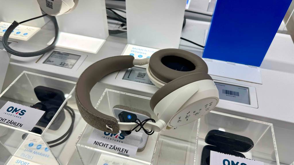 Ein Sennheiser-Over-Ear-Kopfhörer liegt zum Testen auf einem Regal.