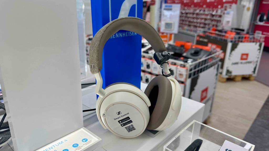 Sennheiser-Over-Ear-Kopfhörer-Test: An der Außenseite eines Hörers ist ein QR-Code.
