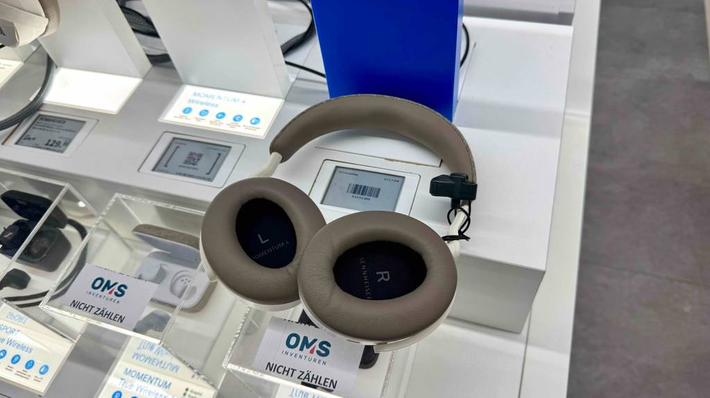 In den Innenseiten eines getesteten Sennheiser-Over-Ear-Kopfhörers sind die Seiten mit R und L beschriftet.