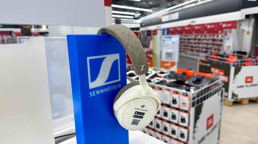 Sennheiser-Over-Ear-Kopfhörer getestet: An der Außenseite sind Hinweise zu Smart Control.