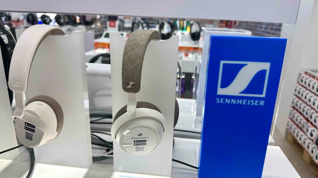 Mehrere Sennheiser-Over-Ear-Kopfhörer hängen zum Testen nebeneinander.