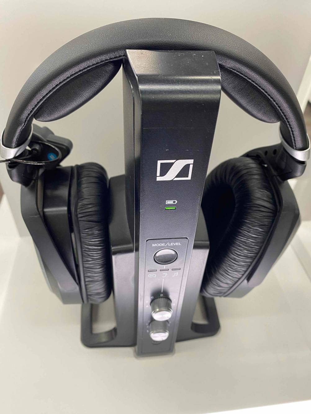 Im Test: Frontansicht eines Sennheiser Kopfhörers, der auf einer weißen Fläche steht.