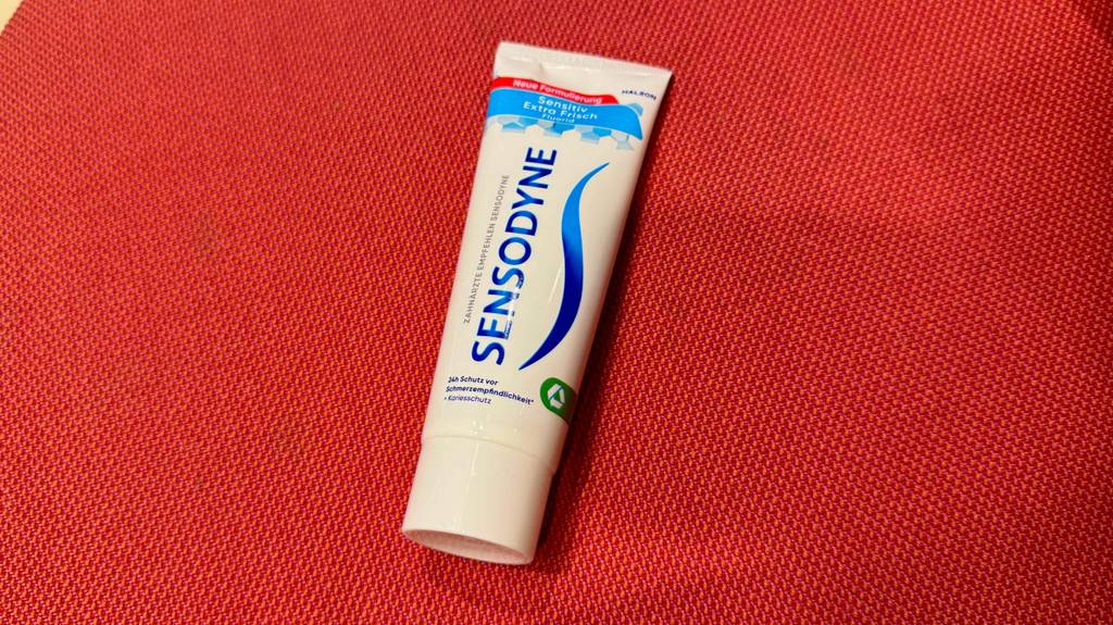 Sensodyne-Zahnpasta im Test: Blick auf den Schraubdeckel einer Tube.