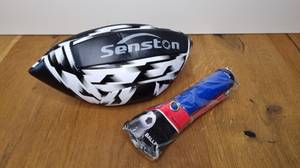 Volleyball unaufgepumpt mit Luftpumpe davor.