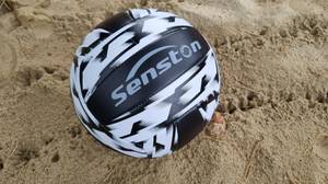 Volleyball Marke Senston liegt auf Sand