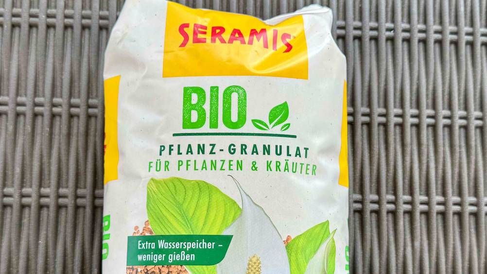 Seramis-Granulat getestet: Nahaufnahme der Verpackung mit Logo und Artikelbezeichnung.