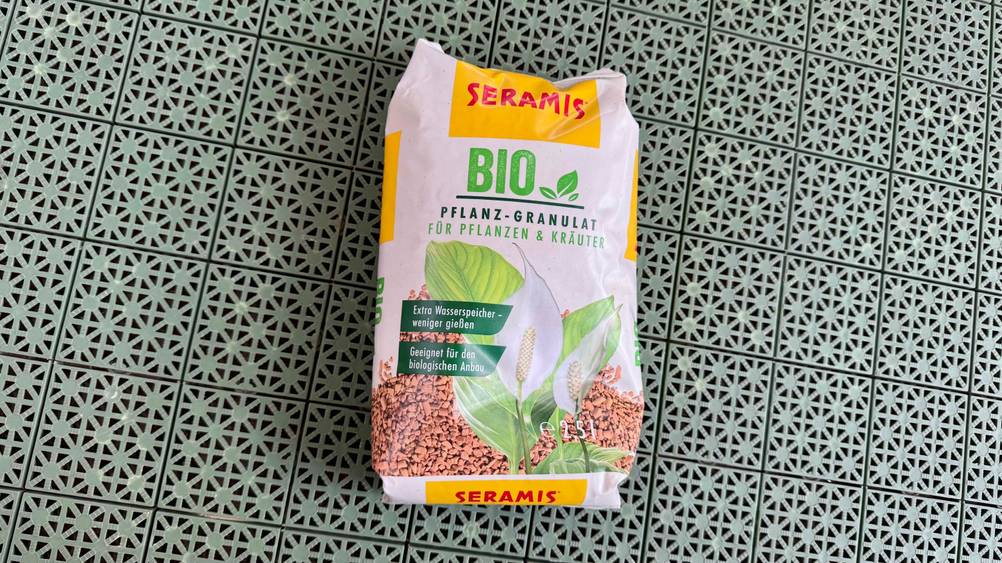 Eine Packung des Seramis-Granulat im Test auf einem grünen Boden.