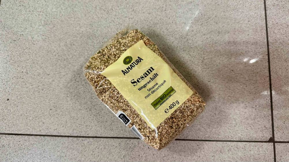 Auf dem Boden liegt eine Packung des Sesams im Test.