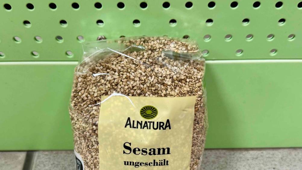 Sesam im Test: Nahaufnahme der Verpackung mit Logo.
