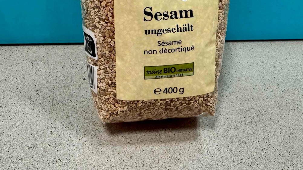 Sesam getestet: Nahaufnahme der Verpackung mit Informationen zur Füllmenge.