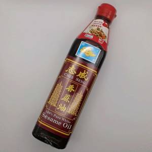 Vorderseite von Sesamöl-Flasche.