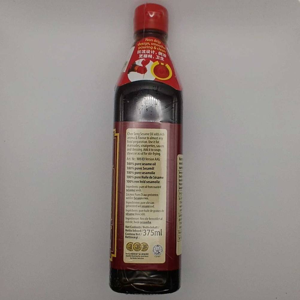 Seite einer Flasche des getesteten Sesamöls mit Inhaltsstoffangaben.