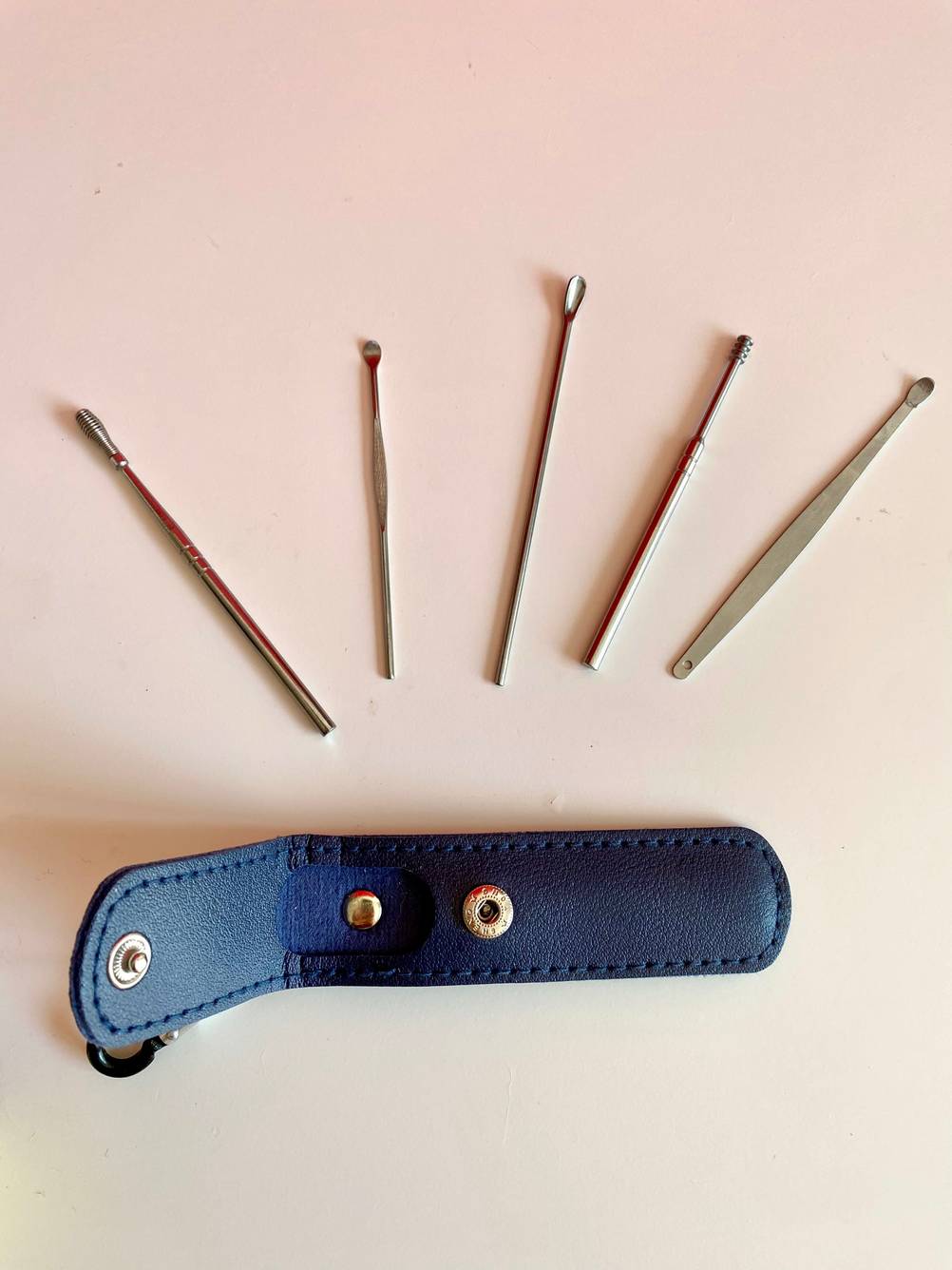 Mehrere verschiedene Ohrenreiniger ausgepackt mit Etui.