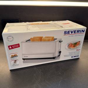 Der Karton vom Severin AT 2234 steht auf einer Küchenarbeitsplatte