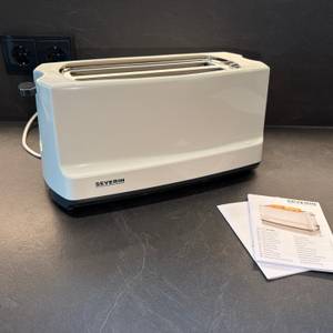 Der Severin AT 2234 steht neben den Anleitungen auf einer Küchenarbeitsplatte