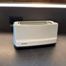 Auf einer Küchenarbeitsplatte steht der Severin AT 2234