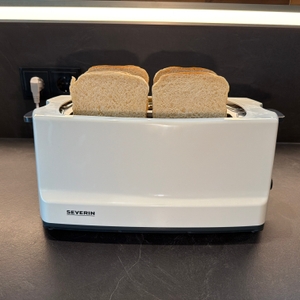 Vier Toastscheiben liegen im Severin AT 2234