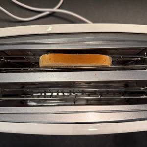 Eine Toastscheibe liegt im Severin AT 2234