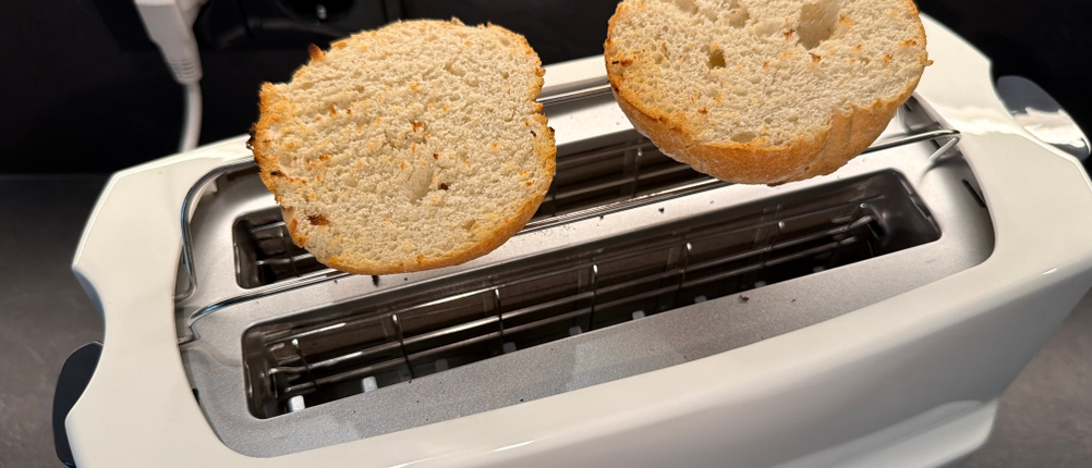 Zwei Brötchenhälften liegen auf dem Severin AT 2234