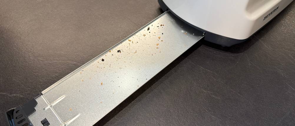 Krümel liegen in der dafür vorgesehenen Ablage im Severin AT 2234