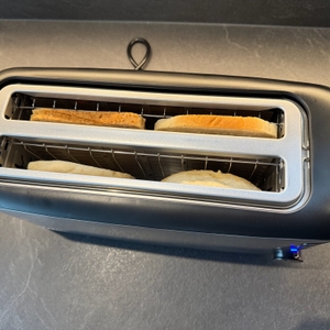 In den Spalten des Severin AT 2509 stehen während des Toastens Vollkorntoast, Weizentoast und ein geschnittenes Brötchen.