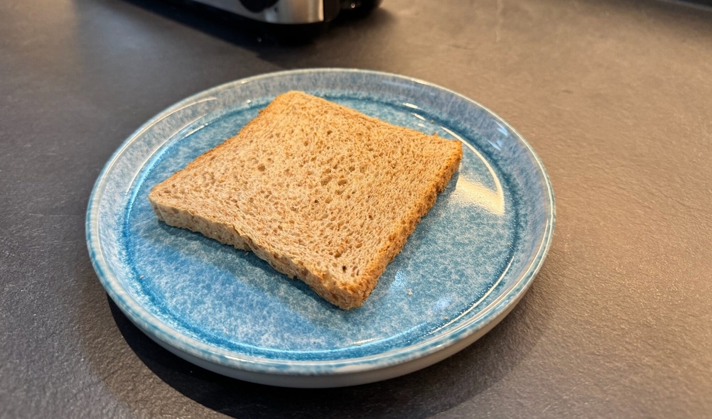 Ein helles Toast liegt auf einem Teller.