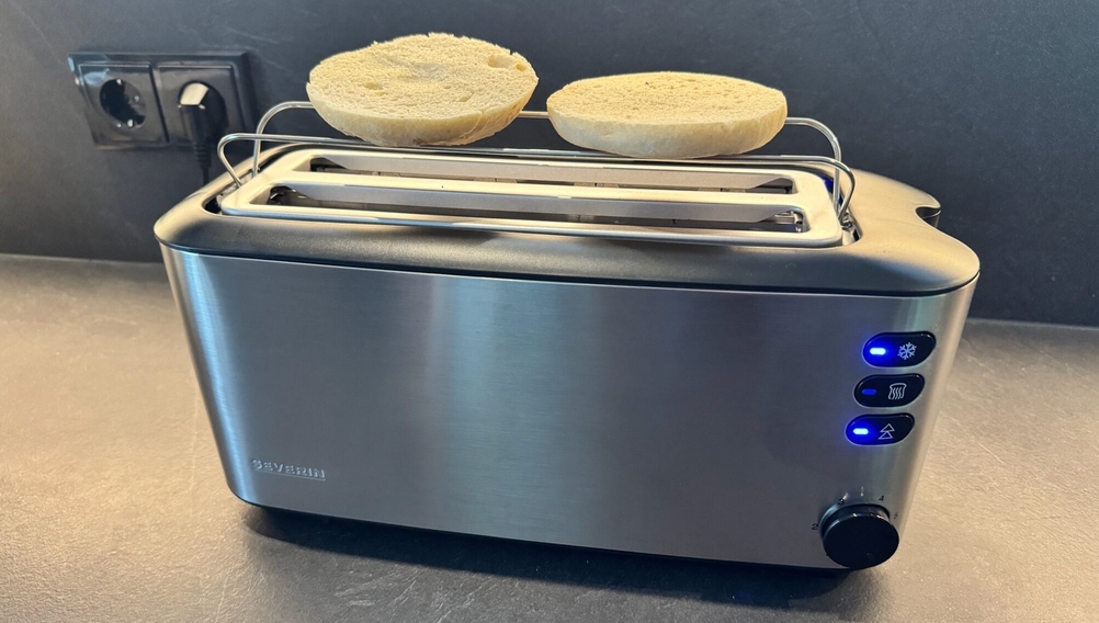 Ein geschnittenes Brötchen liegt im dafür vorgesehen Aufsatz des Severin AT 2509.