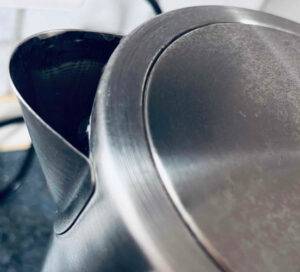 Detailansicht des Ausschütters eines getesteten Edelstahl-Wasserkochers.