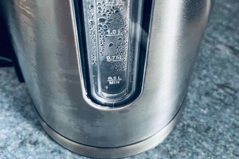 Detailansicht des Behälters mit Messeinheiten eines getesteten Edelstahl-Wasserkochers.