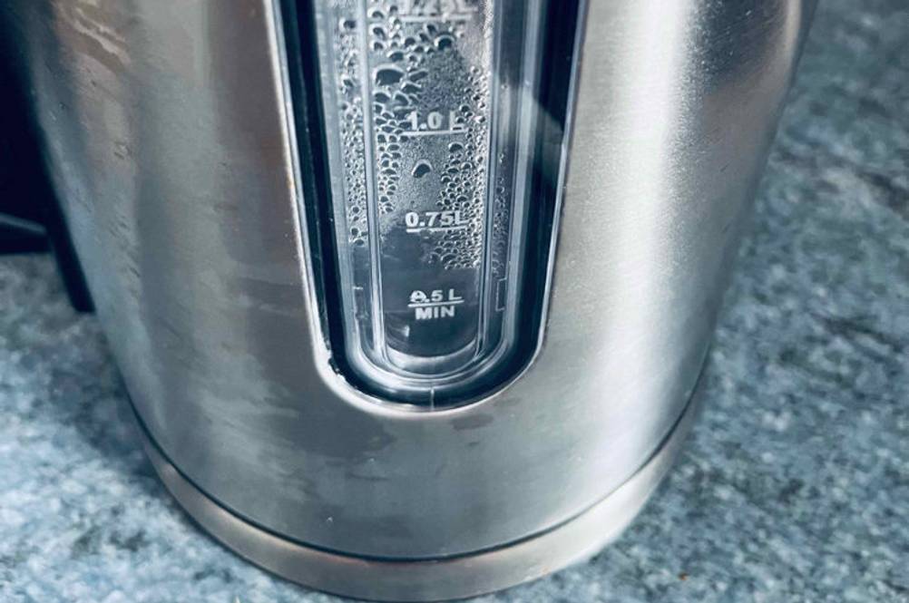 Detailansicht des Behälters mit Messeinheiten eines getesteten Edelstahl-Wasserkochers.