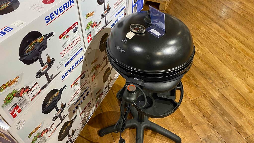 Elektro-Standgrill von Severin getestet: Grill steht auf dem Boden.