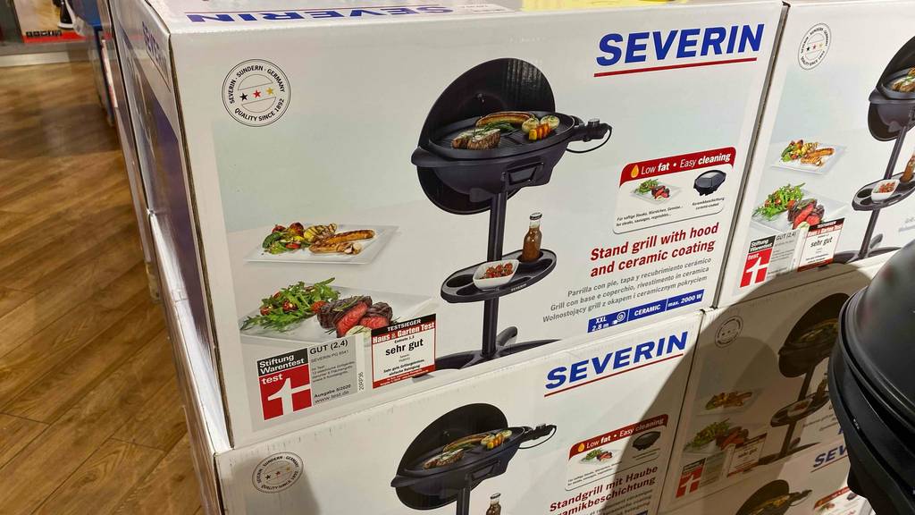 Elektro-Standgrill von Severin im Test: Einige Verpackungen sind aufeinander gestapelt.
