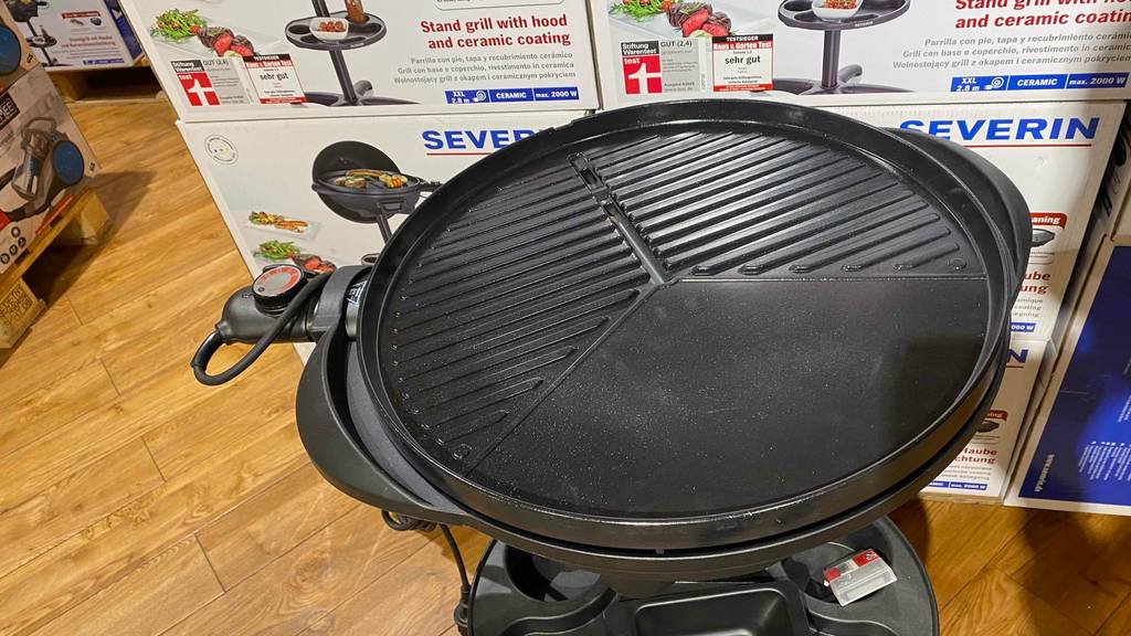 Getesteter Elektro-Standgrill von Severin steht vor einigen verpackten Exemplaren.