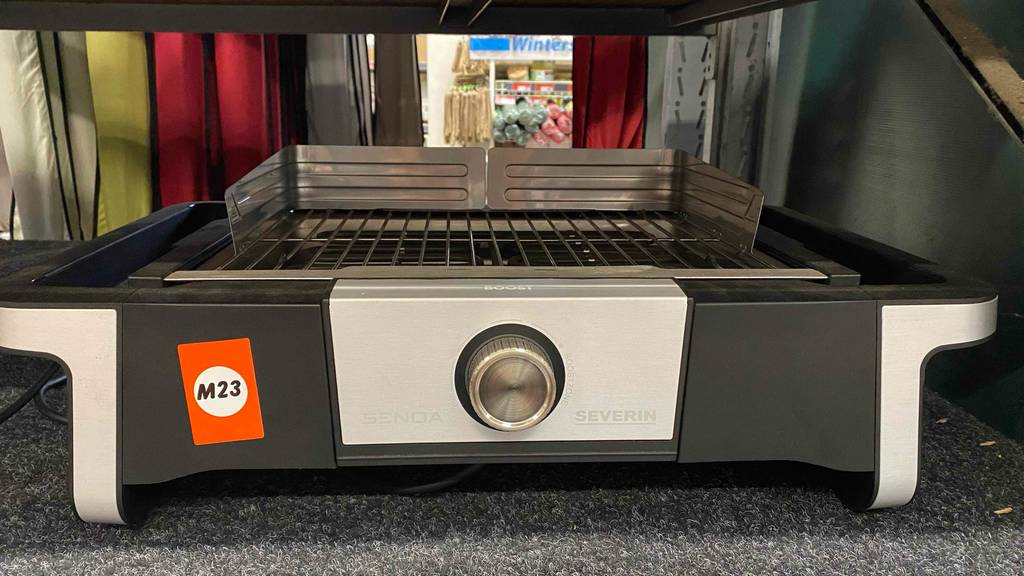 Getesteter Severin-Elektrogrill steht auf grauem Untergrund.