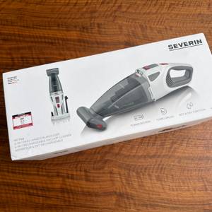 Der Karton vom Severin HV 7146 liegt auf einem Holztisch