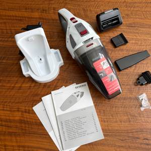 Der Lieferumfang vom Severin HV 7146 liegt auf einem Tisch