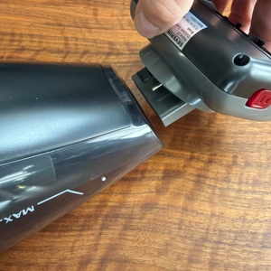 Eine Hand entfernt einen Aufsatz vom Severin HV 7146