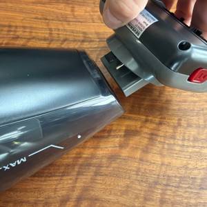 Eine Hand entfernt einen Aufsatz vom Severin HV 7146