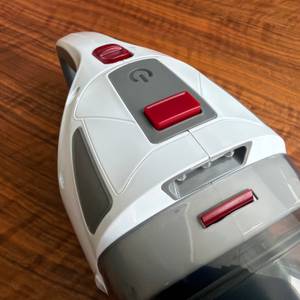 Ein großer Roter Knopf zum Bedienen des Severin HV 7146