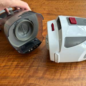 Eine Hand entfernt den Staubbehälter vom Severin HV 7146