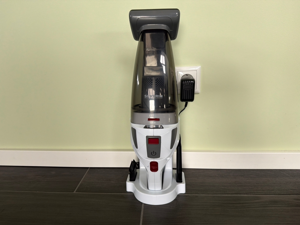 Der Severin HV 7146 steht in seiner Ladestation